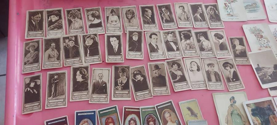 OVER 1000 CIGARETTE CARDS AND ALBUMS AND TWO CIGARETTE CARDS VALUES BOOKS