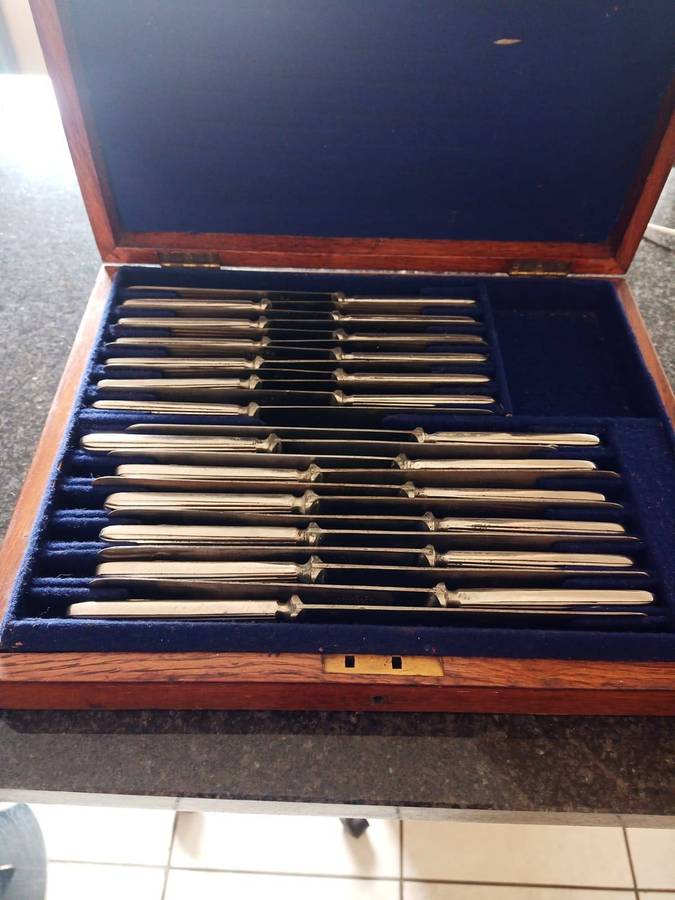 Victoria Regina suggests that this 24  knife was made before 1901 Headford & Co