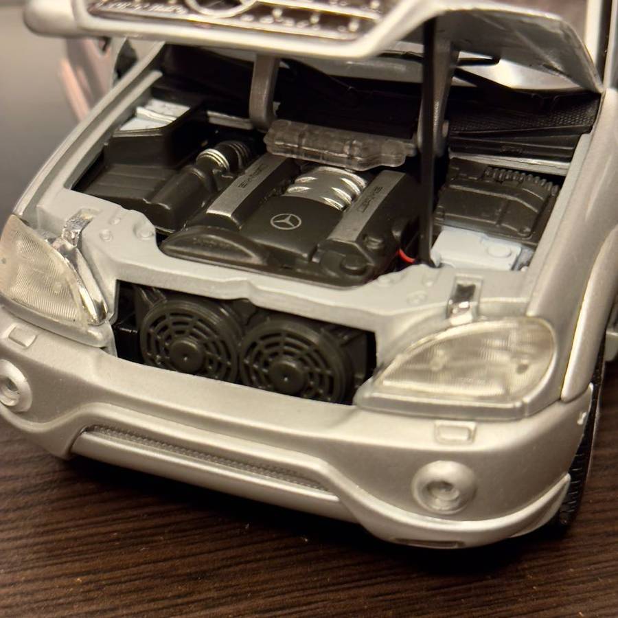 *NO RESERVE  1:18 Mercedes Benz ML55 AMG Model Car