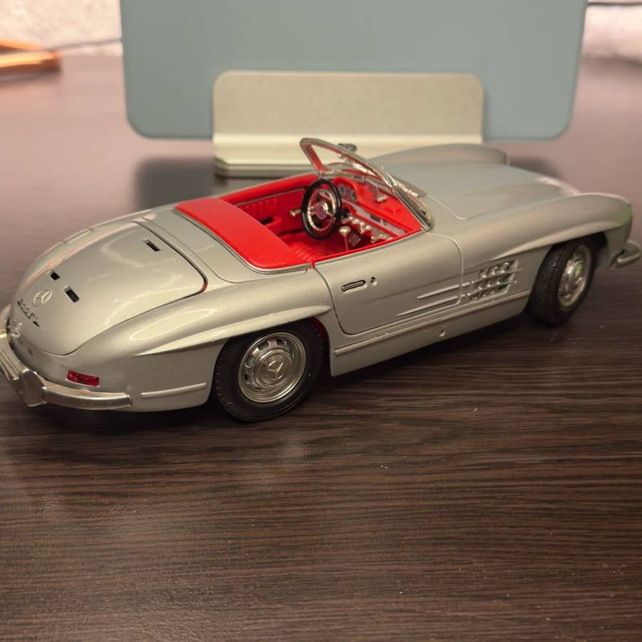*NO RESERVE 1:18 Burago Mercedes Benz 300SL Model car