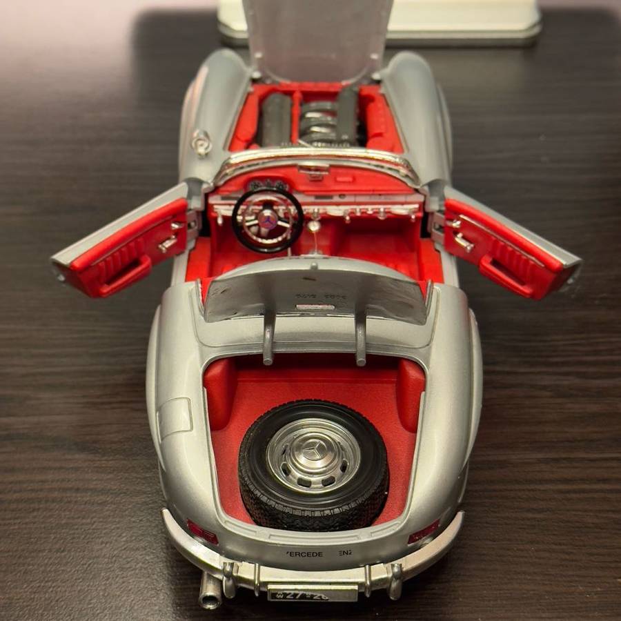 *NO RESERVE 1:18 Burago Mercedes Benz 300SL Model car