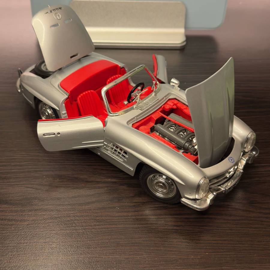 *NO RESERVE 1:18 Burago Mercedes Benz 300SL Model car