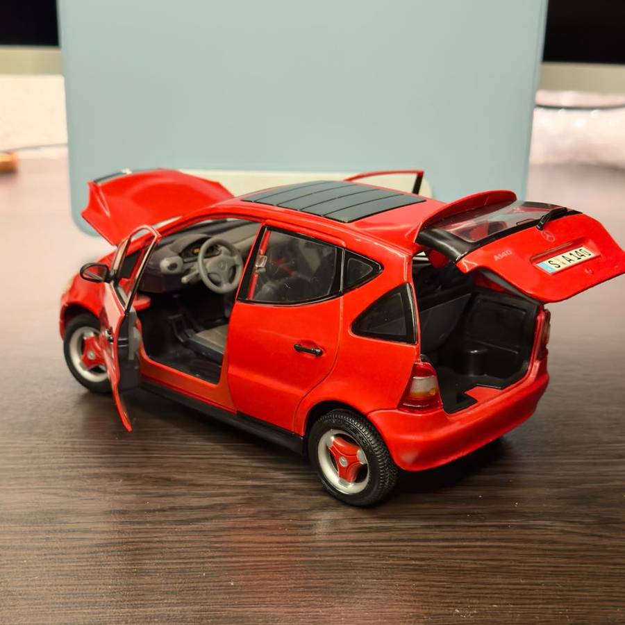 *No Reserve 1:18 Mercedes Benz A-Class Model Car