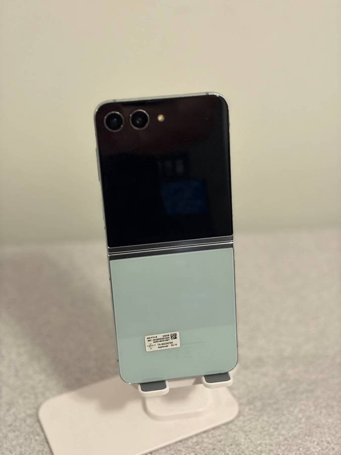 Samsung Galaxy Z Flip 5 256GB Mint  Screen Damage (Fully Working | Good Condition)