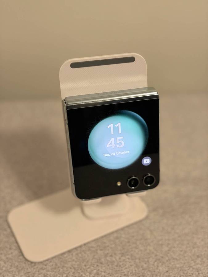 Samsung Galaxy Z Flip 5 256GB Mint  Screen Damage (Fully Working | Good Condition)