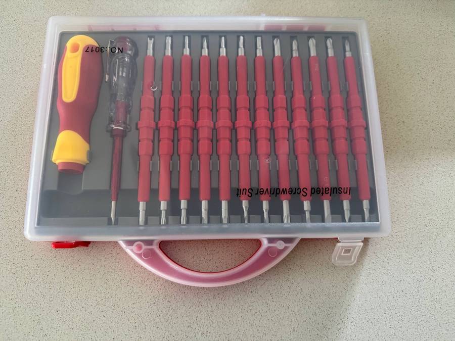 ES Electrician Magnetic Insulated Screwdriver/Torx 26 in 1 set with case-1 Latch broken as in pics