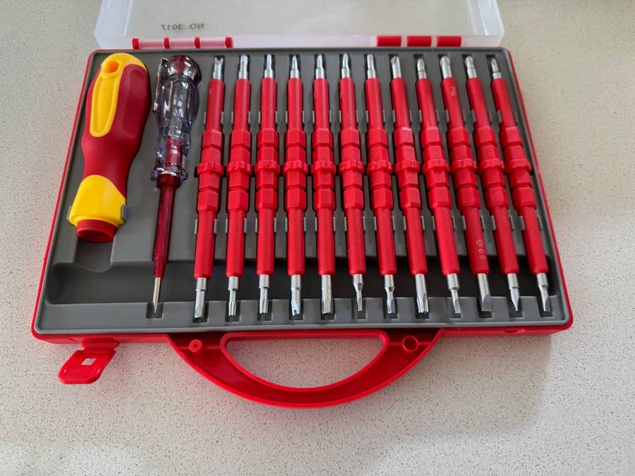 ES Electrician Magnetic Insulated Screwdriver/Torx 26 in 1 set with case-1 Latch broken as in pics