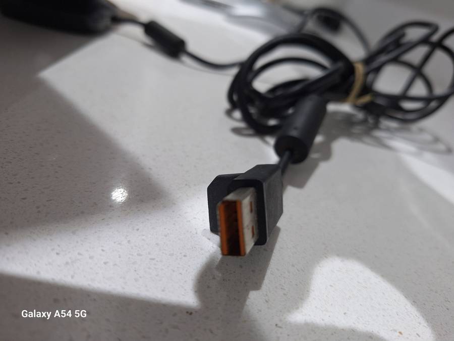 Kinect Sensor with Kinect Adventures Game (XBOX 360) / XBOX 360 KINECT WITH GAME - 14 DAYS WARRANTY!