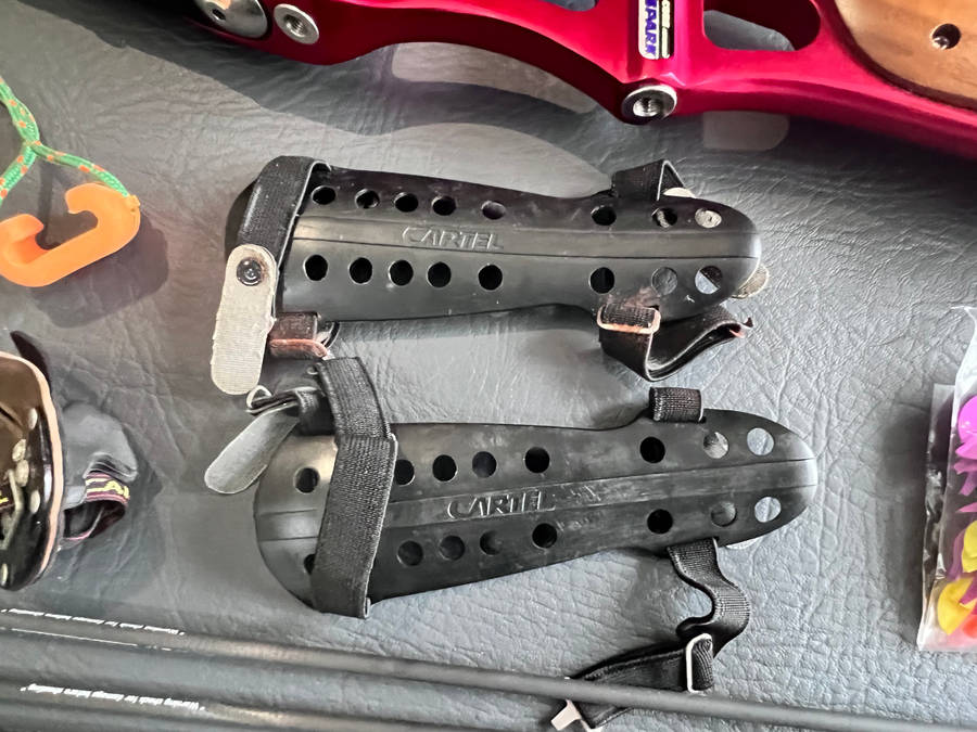 PROFESSIONAL RECURVE BOW LOT FOR BEGINNER - ADULT - RIGHT HAND