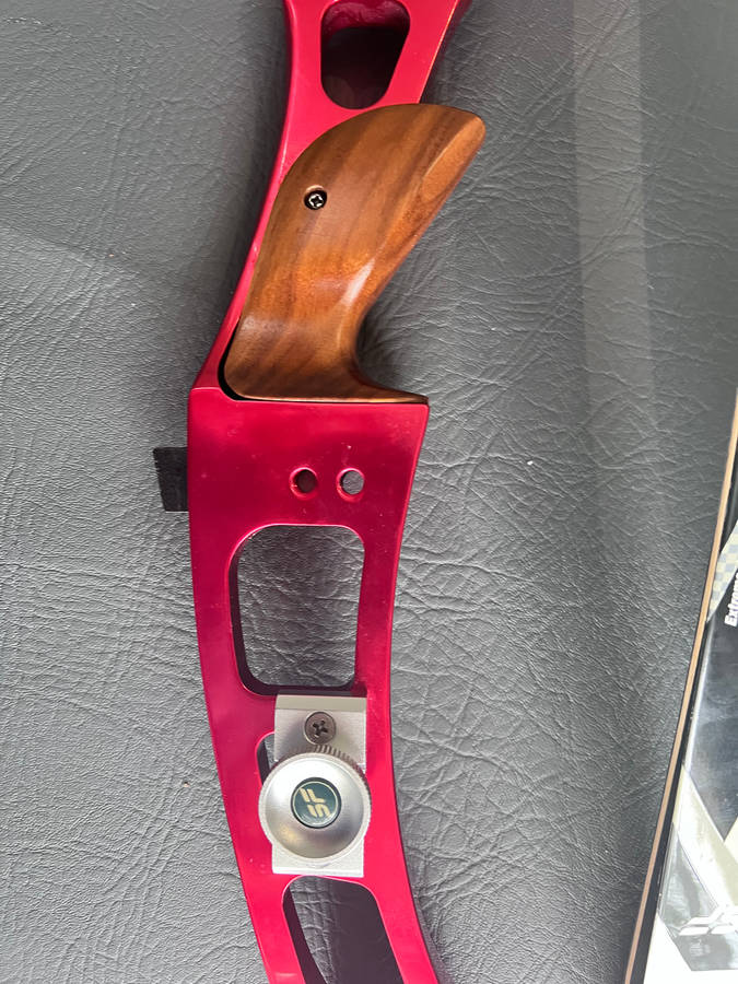 PROFESSIONAL RECURVE BOW LOT FOR BEGINNER - ADULT - RIGHT HAND