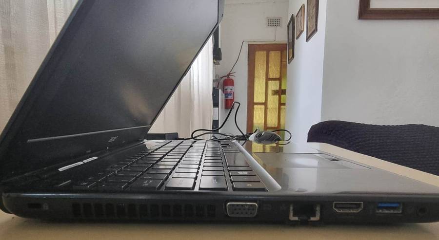 Superfast bargain Acer travelmate i5 ssd hhd 8gb ram 64bit Windows 10