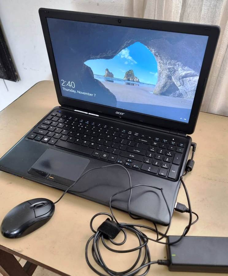 Superfast bargain Acer travelmate i5 ssd hhd 8gb ram 64bit Windows 10