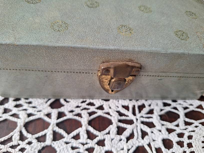 Vintage jewelery box