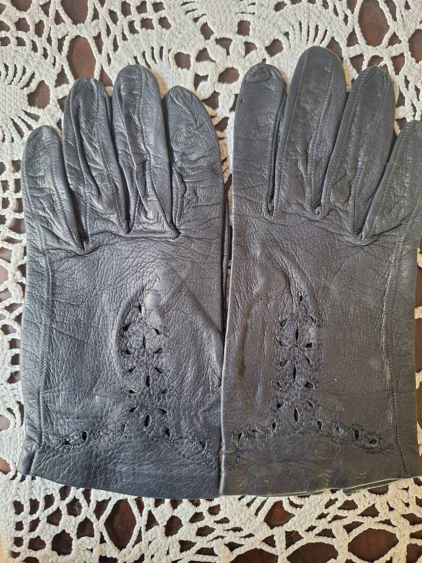 Vintage short leather gloves