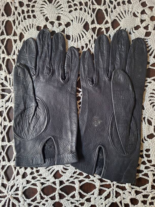 Vintage short leather gloves