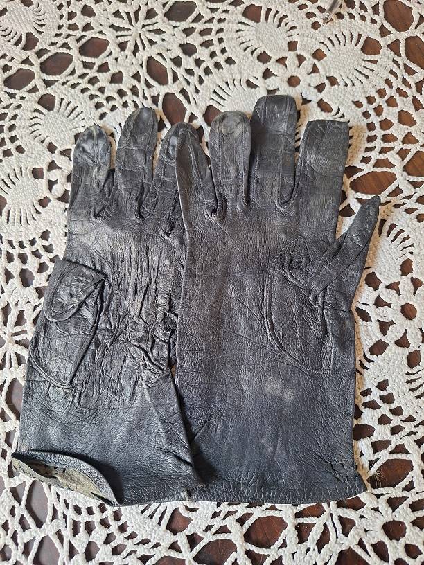 Vintage short leather gloves