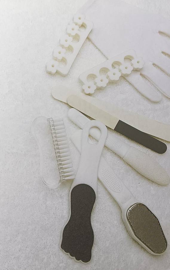 A complete Guide to Manicure and Pedicure - Leigh Toselli - Hardcover - 128 pages