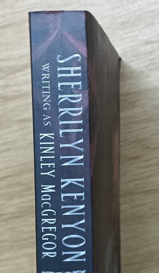 Sword of Darkness - Sherrllyn Kenyon - Writing as Kinley MacGregor - Softcover - 313 pages