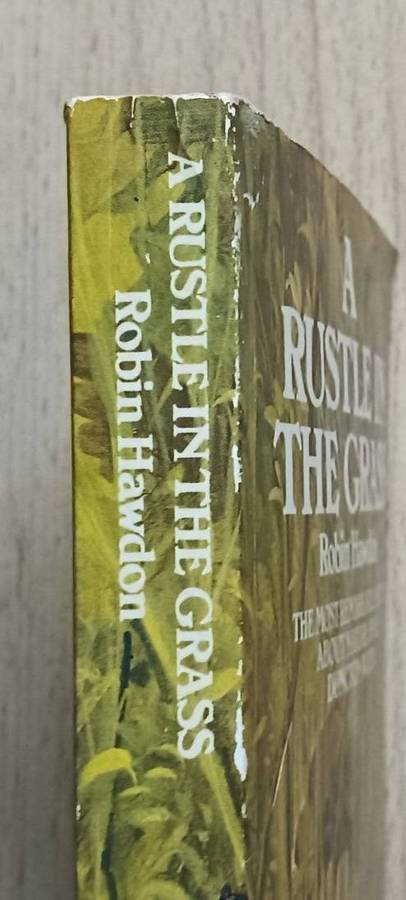 A Rustle in the Grass - Robin Hawdon - Softcover - 288 pages