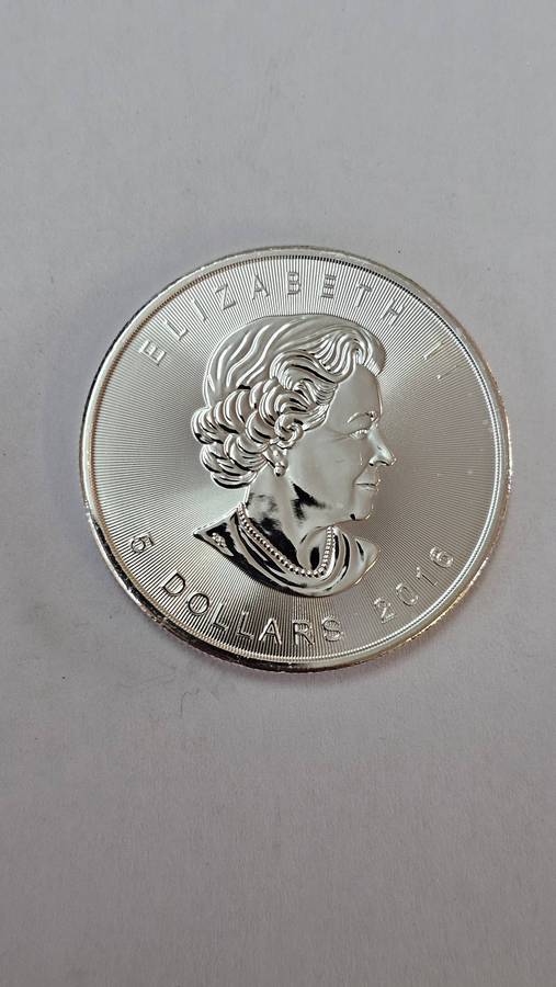 Canadian Maple leaf 1oz Fine Silver 9999 Purity coin