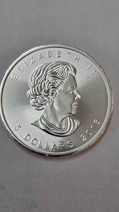 Canadian Maple leaf 1oz Fine Silver 9999 Purity coin