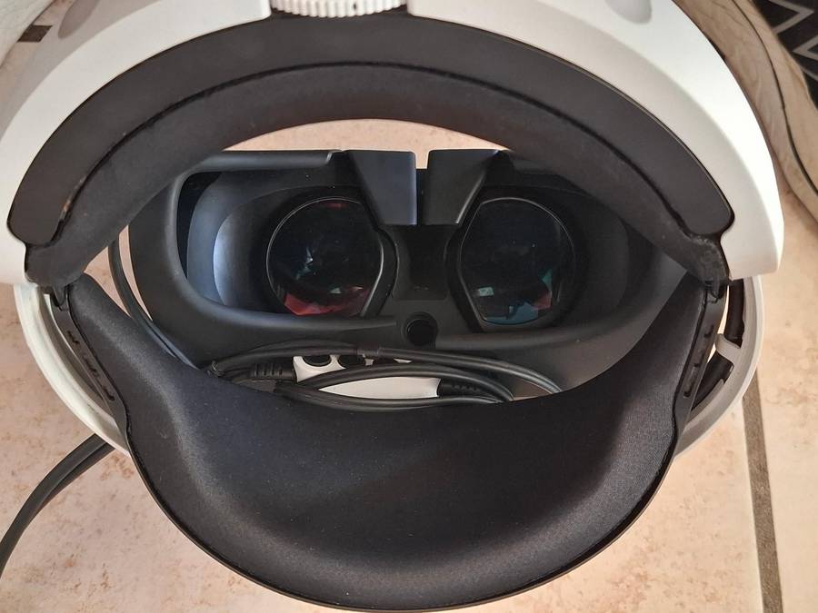 Playstation 4 VR Headset + Accessories + 2 Games