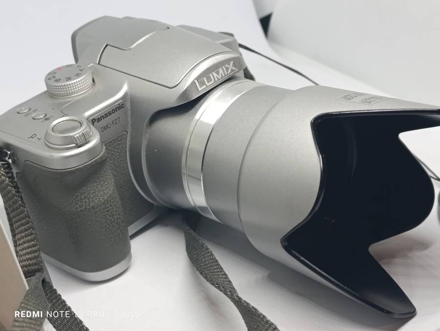 Panasonic Lumix DMC FZ7 - 6MP - 12x Zoom - Digital Camera