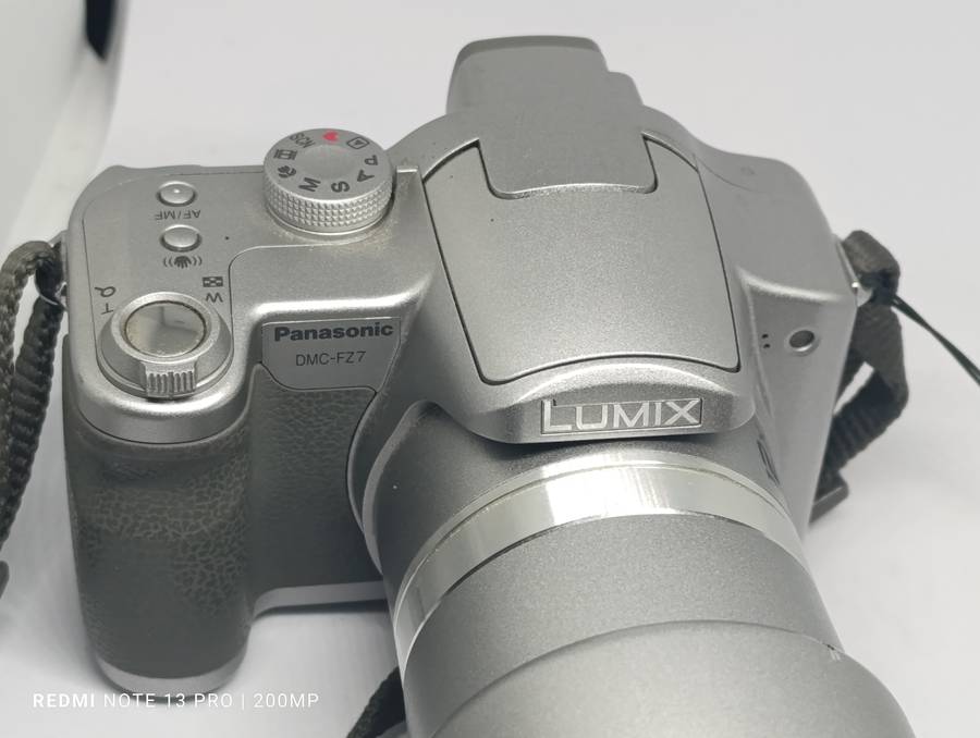 Panasonic Lumix DMC FZ7 - 6MP - 12x Zoom - Digital Camera