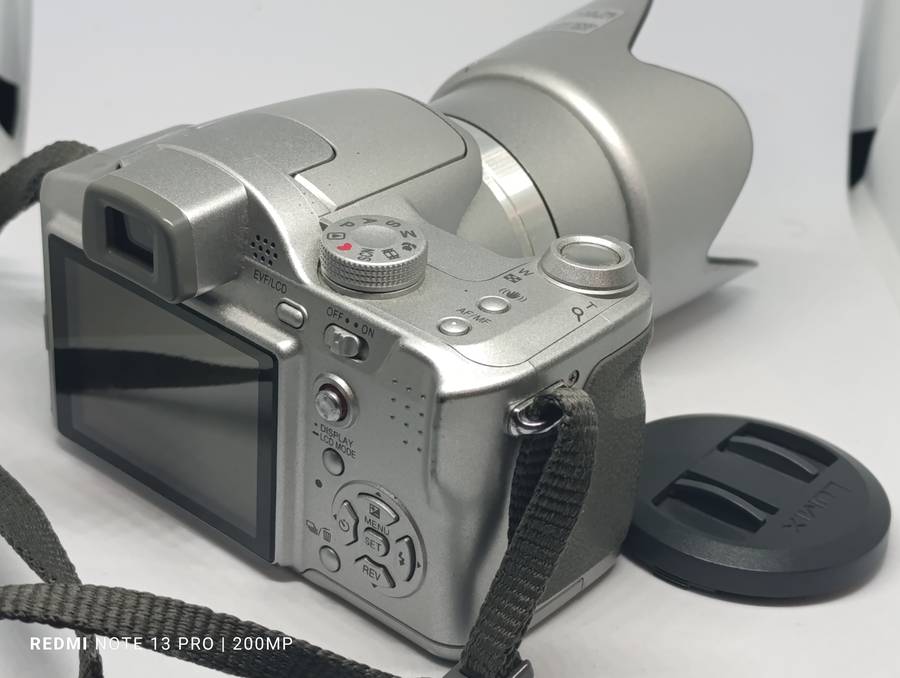 Panasonic Lumix DMC FZ7 - 6MP - 12x Zoom - Digital Camera