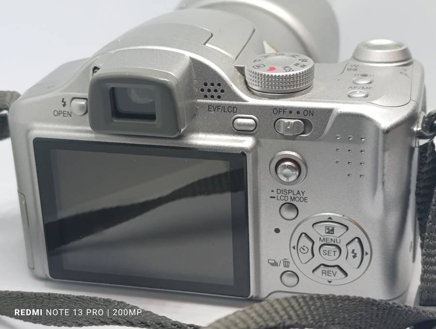 Panasonic Lumix DMC FZ7 - 6MP - 12x Zoom - Digital Camera