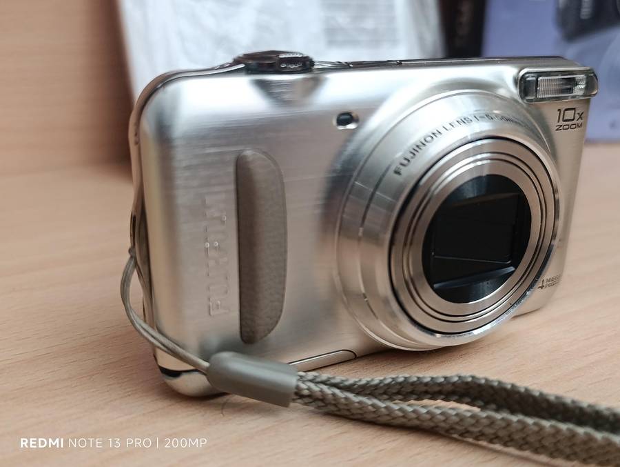 Fujifilm T300 - 14MP - 10x Zoom - Digital Camera
