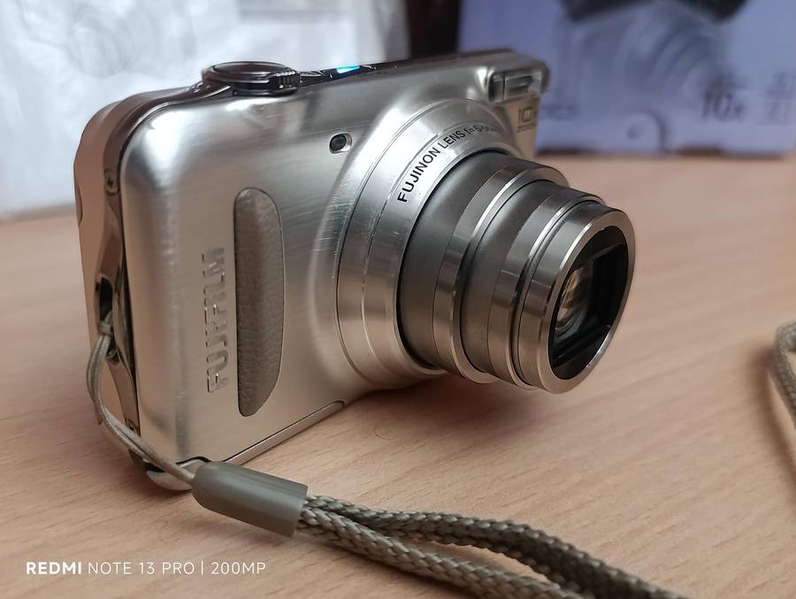 Fujifilm T300 - 14MP - 10x Zoom - Digital Camera