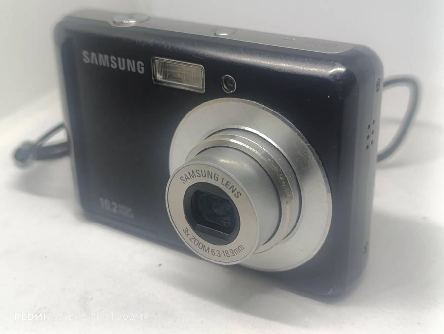 Samsung ES15 - 10.2MP - 3x Zoom - Digital Camera