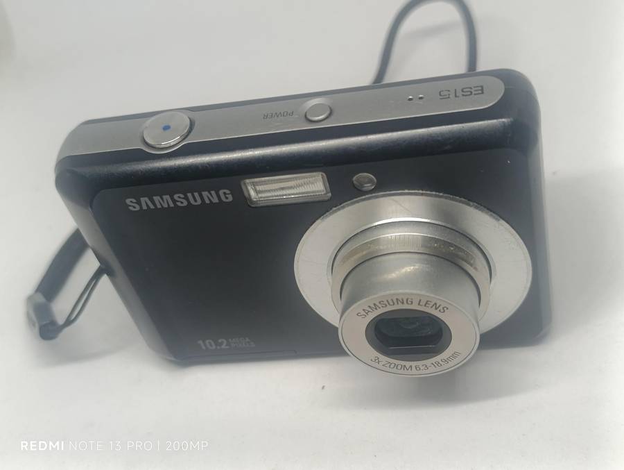 Samsung ES15 - 10.2MP - 3x Zoom - Digital Camera