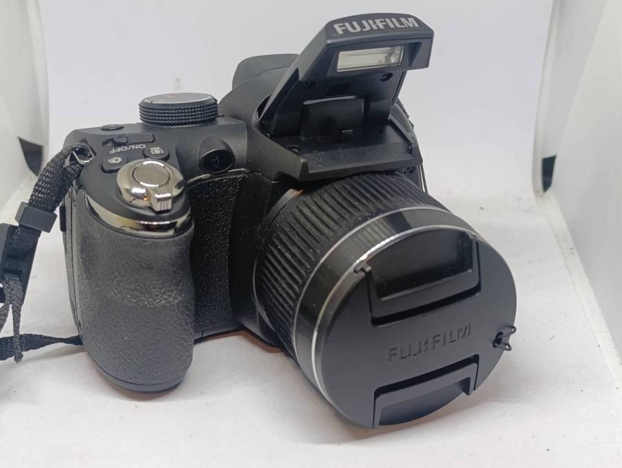 Fujifilm FinePix S4000 - 14MP - 30x Zoom - Digital Camera
