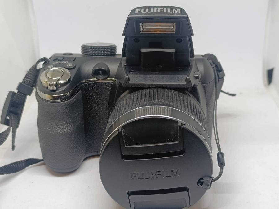 Fujifilm FinePix S4000 - 14MP - 30x Zoom - Digital Camera