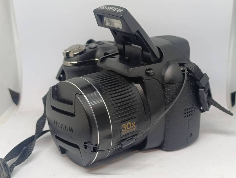 Fujifilm FinePix S4000 - 14MP - 30x Zoom - Digital Camera
