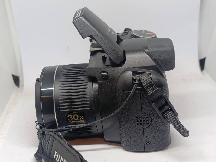 Fujifilm FinePix S4000 - 14MP - 30x Zoom - Digital Camera