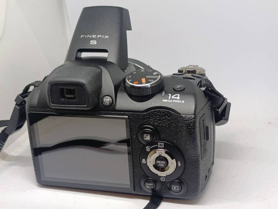 Fujifilm FinePix S4000 - 14MP - 30x Zoom - Digital Camera
