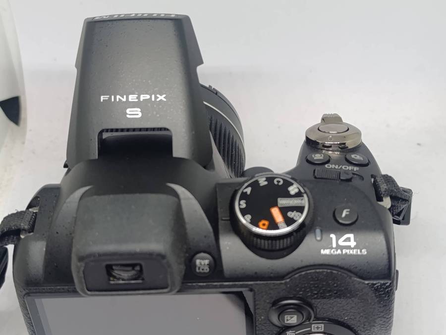 Fujifilm FinePix S4000 - 14MP - 30x Zoom - Digital Camera