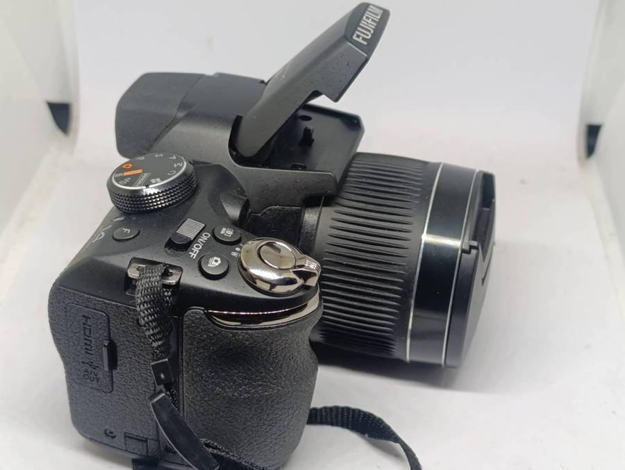 Fujifilm FinePix S4000 - 14MP - 30x Zoom - Digital Camera