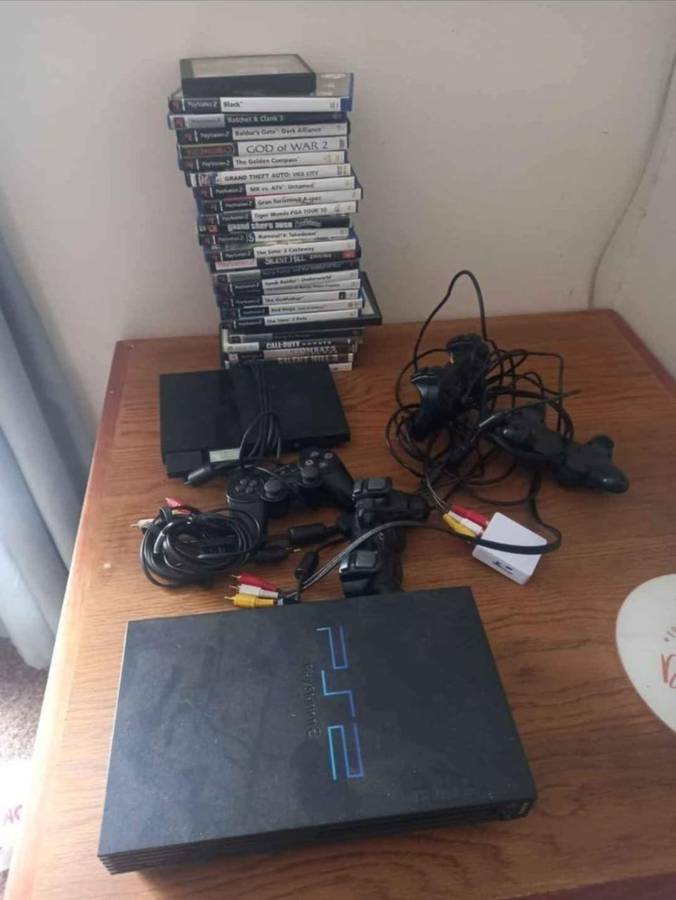 2 x Playstation 2 + Games