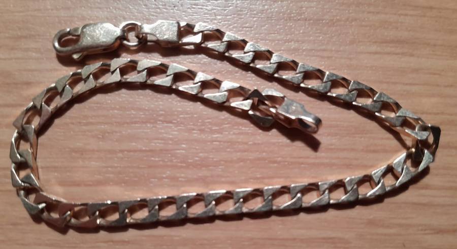 9ct. Gold Chain Bracelet 180mm long & 4mm wide, weight 5,1 gms, second hand but like new.
