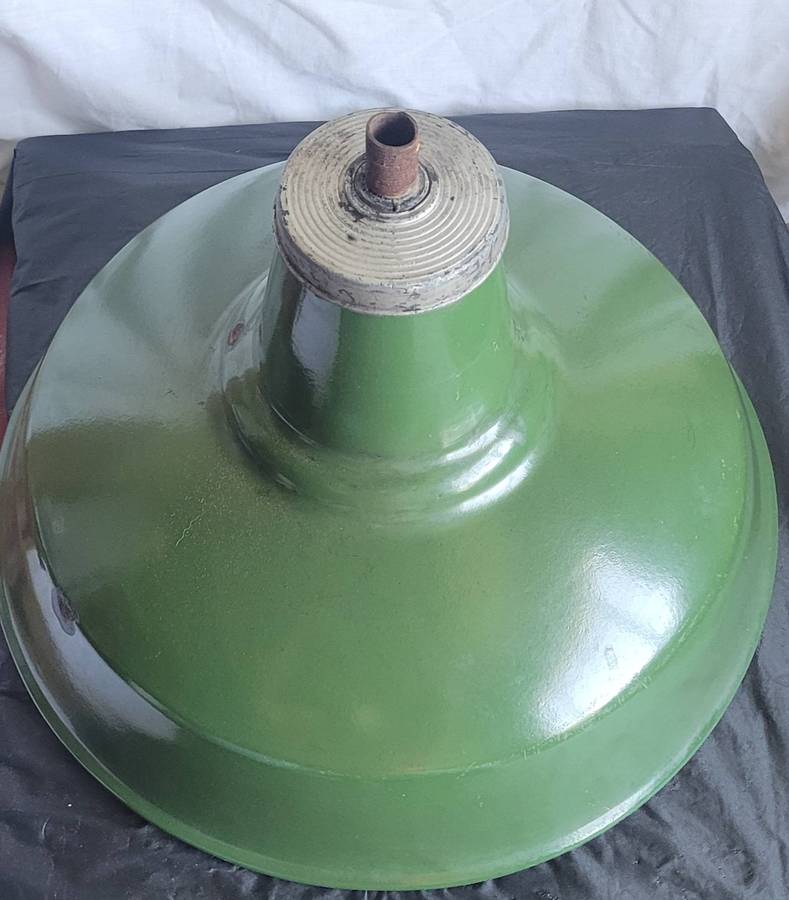 VINTAGE INDUSTRIAL GREEN ENAMEL LAMP
