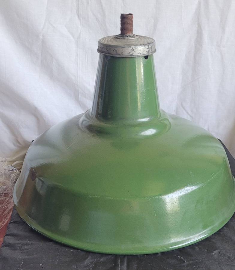 VINTAGE INDUSTRIAL GREEN ENAMEL LAMP