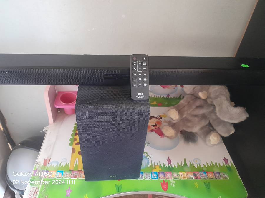 LG SOUNDBAR WITH WIRELESS SUBWOOFER AND ADAPTIVE SOUND