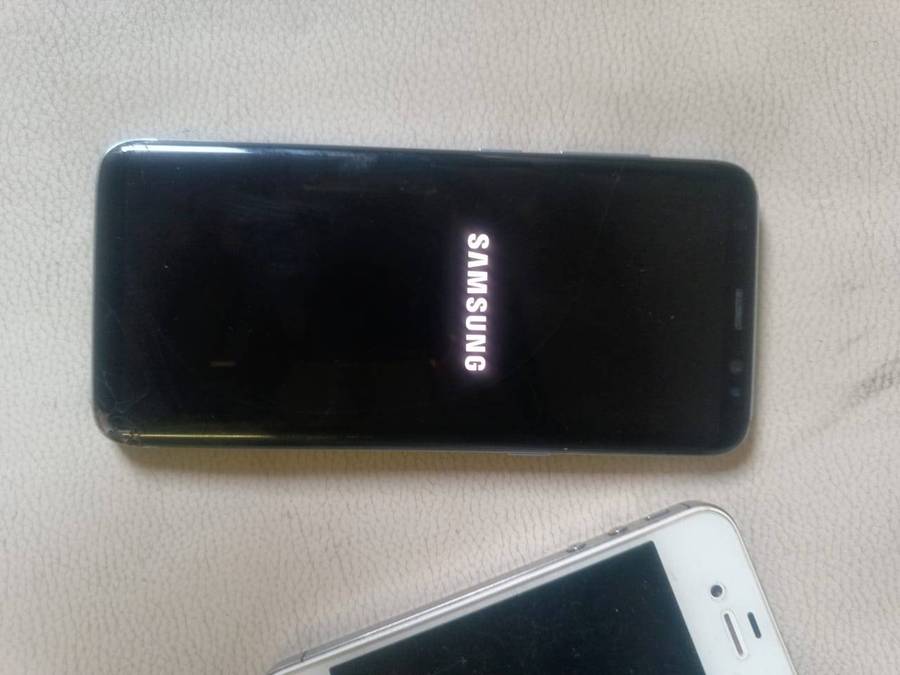 SAMSUNG S8 & iPhone 4