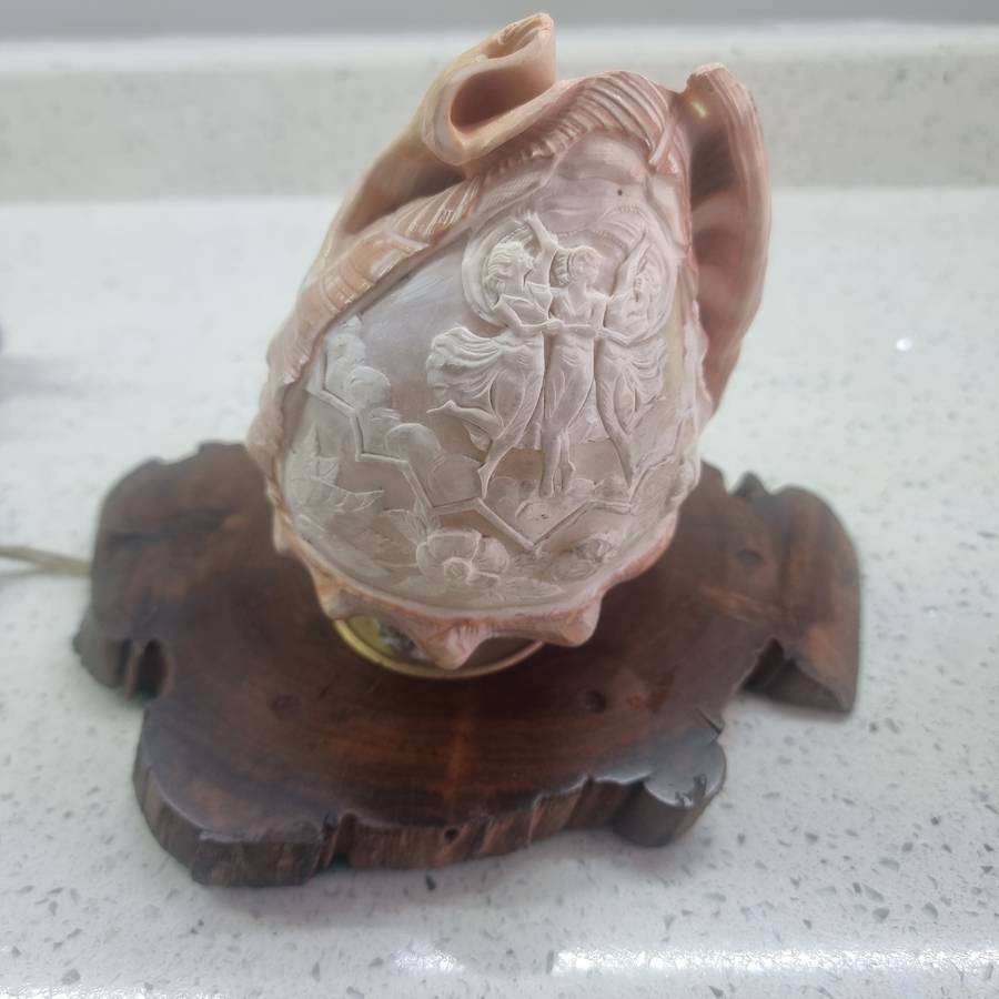 VINTAGE HAND CARVED CAMEO SEA SHELL LAMP