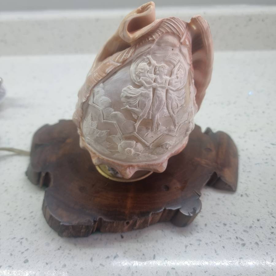 VINTAGE HAND CARVED CAMEO SEA SHELL LAMP