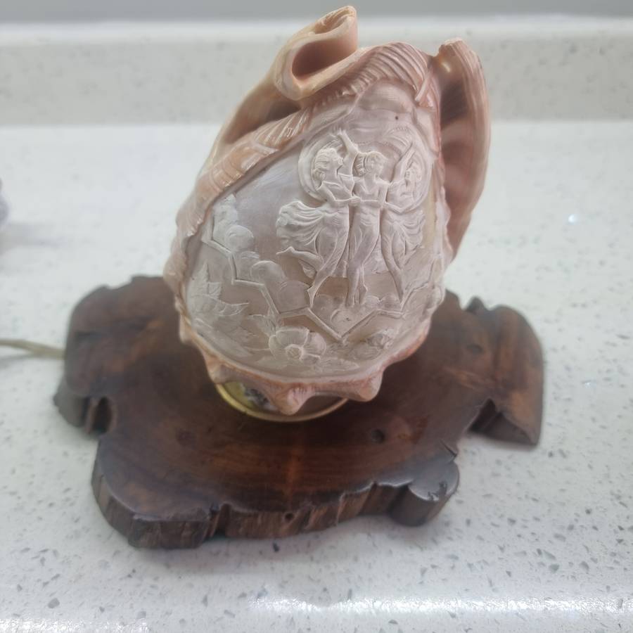VINTAGE HAND CARVED CAMEO SEA SHELL LAMP